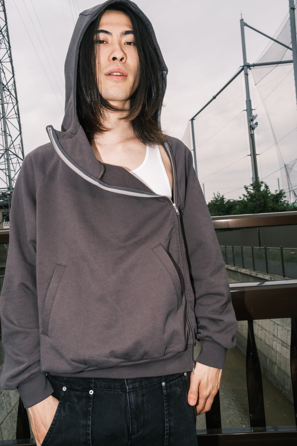 CURVED-ZIP HOODIE
