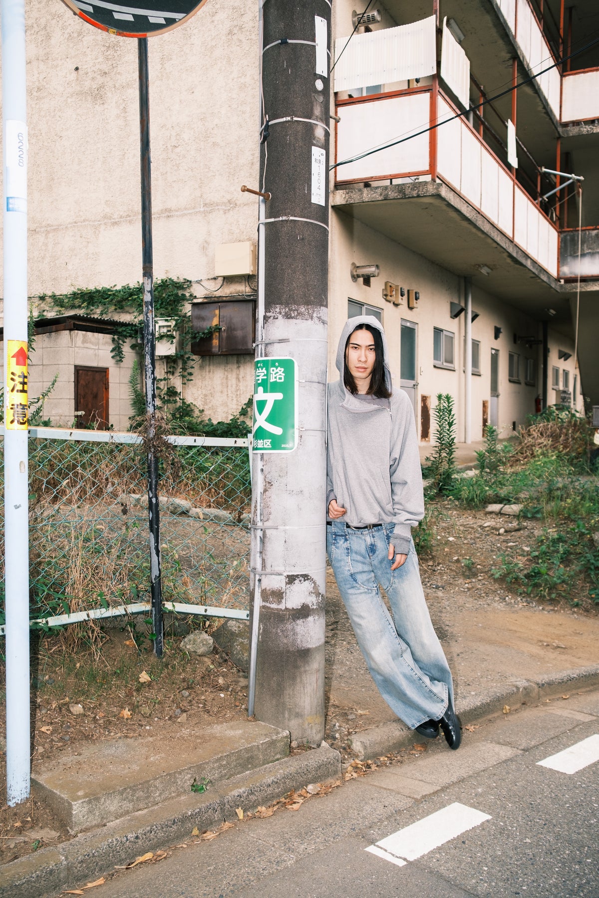 CURVED-ZIP HOODIE