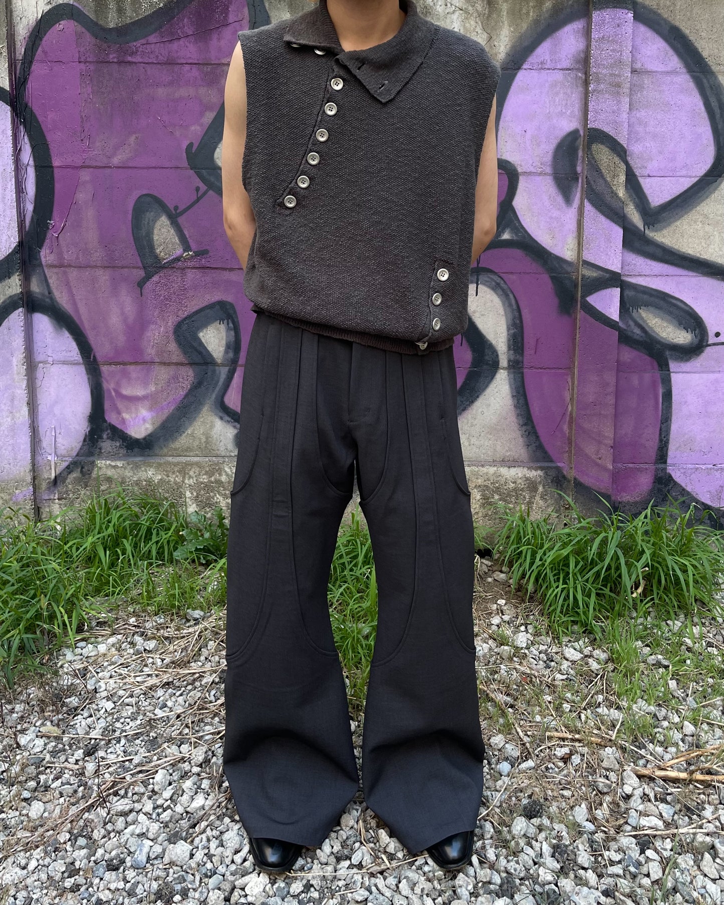 4TUCK FLARE PANTS