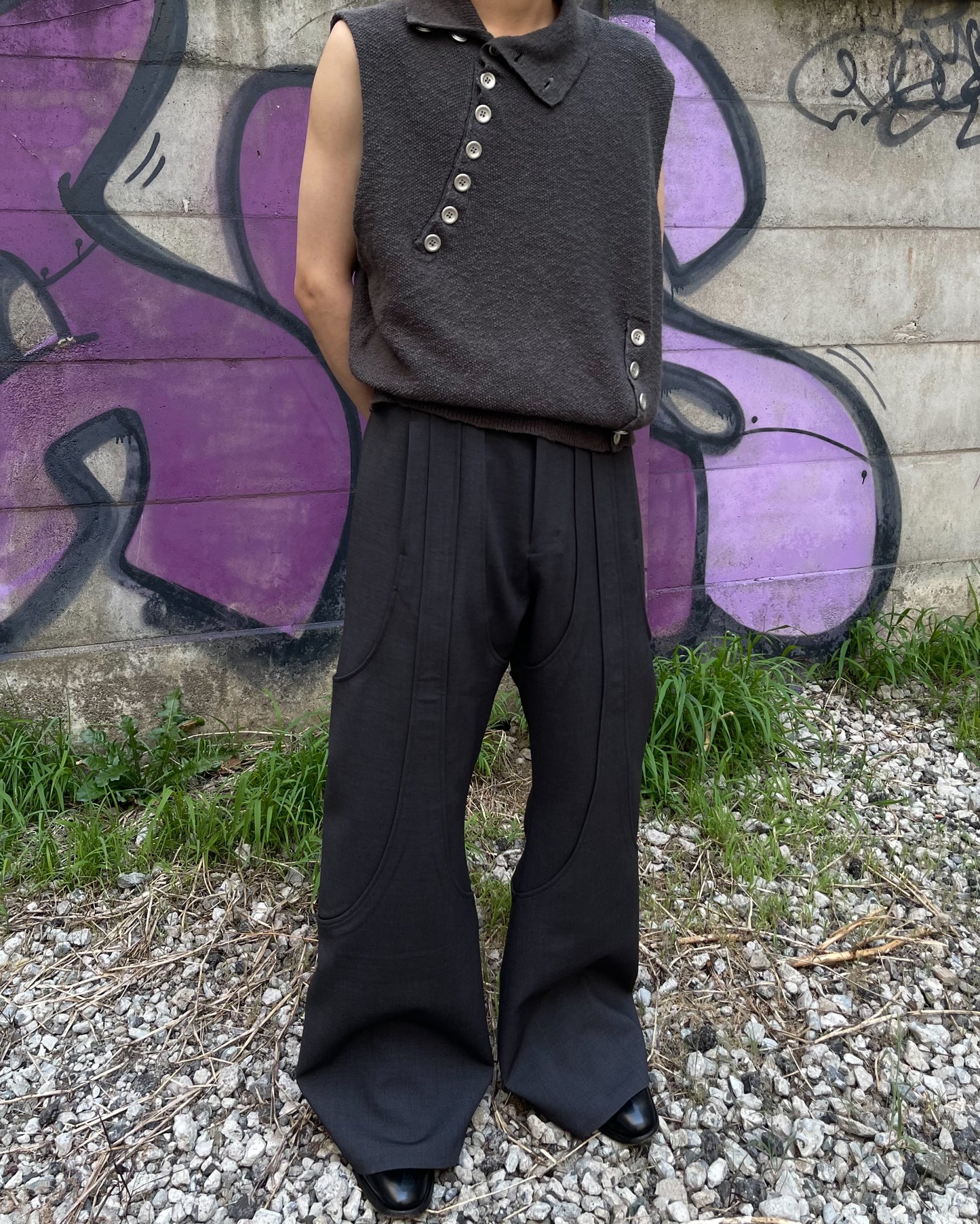 4TUCK FLARE PANTS