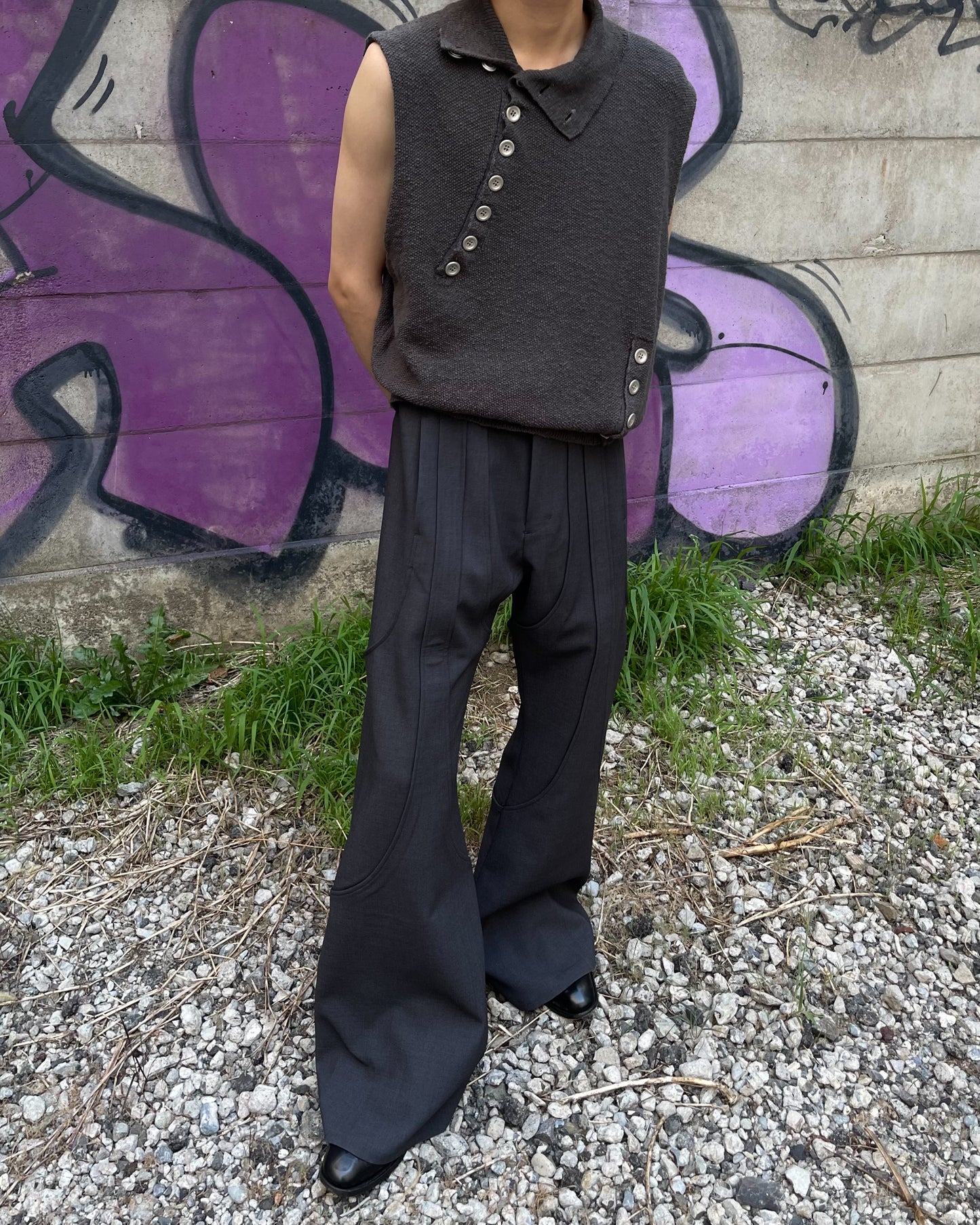 4TUCK FLARE PANTS