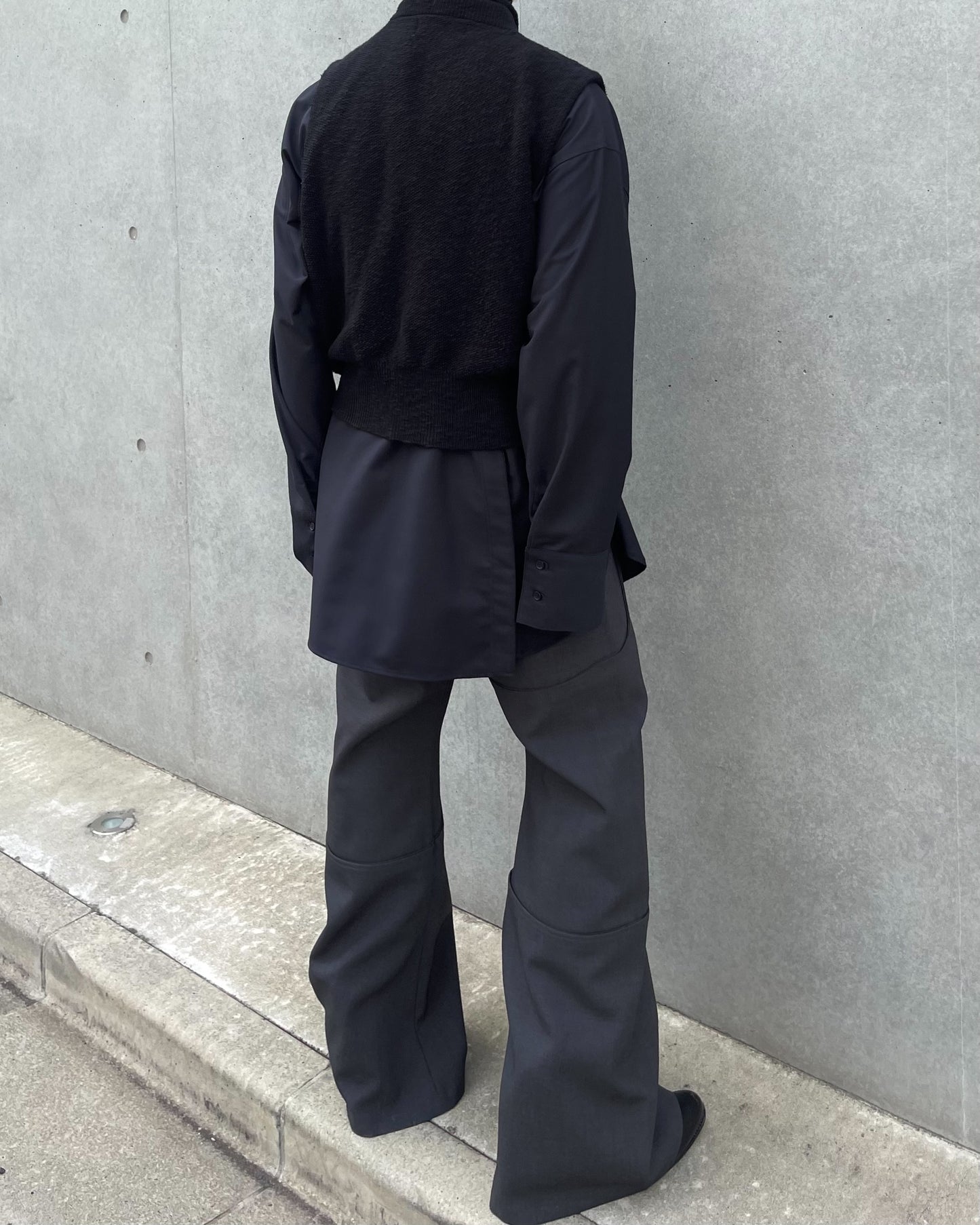 4TUCK FLARE PANTS