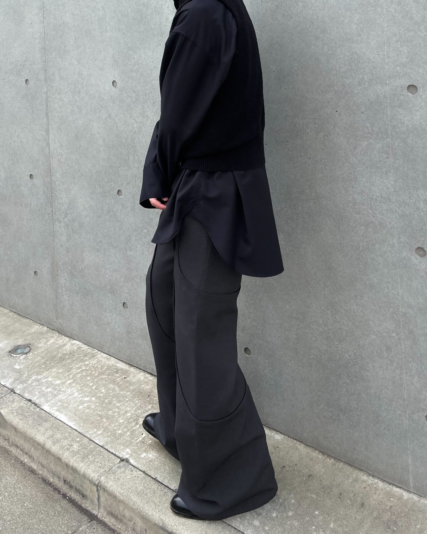 4TUCK FLARE PANTS