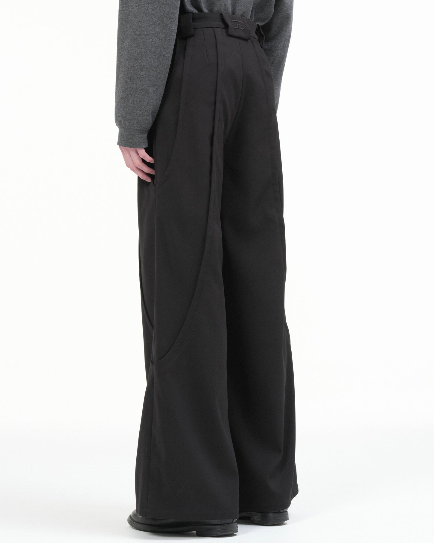 TUCK WIDE PANTS