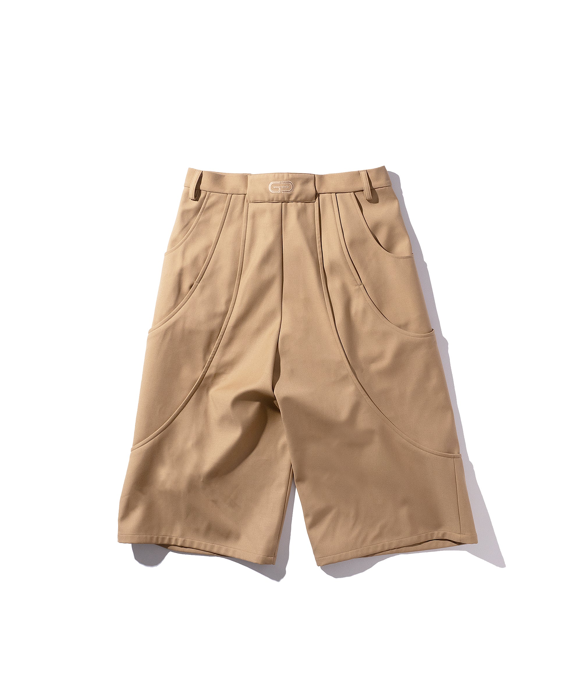 TUCK CURVE WIDE SHORTS – GOAT ESSENCE