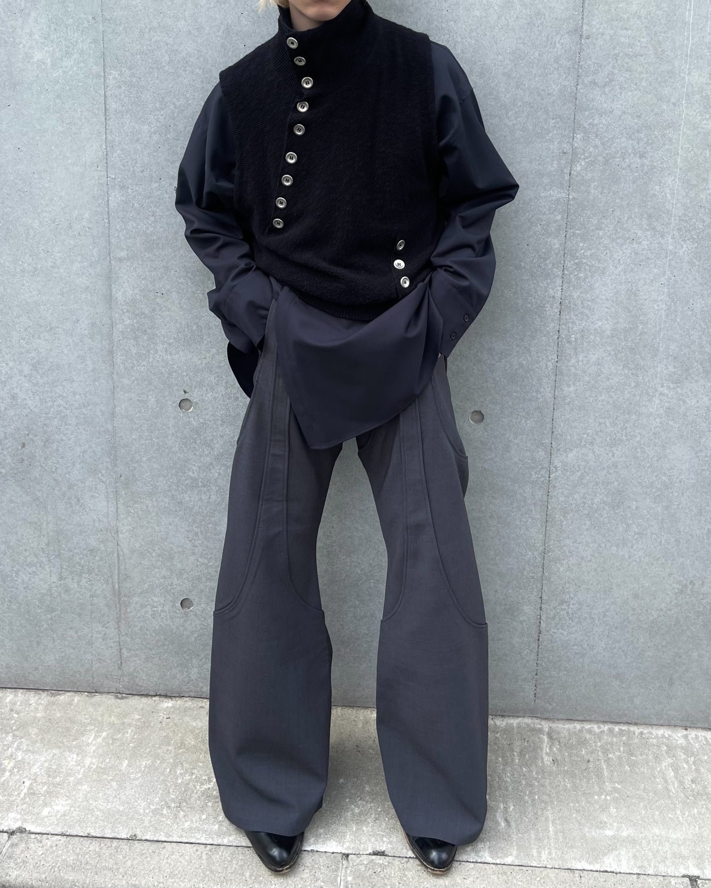 4TUCK FLARE PANTS